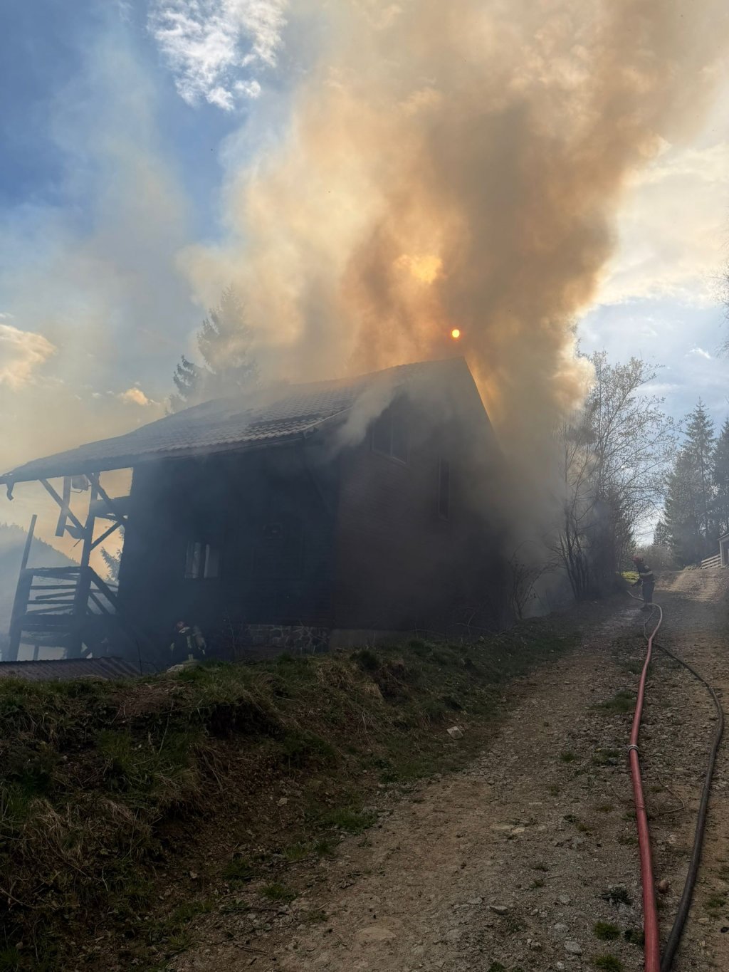 INCENDIU violent la o cabană din zona de munte a Clujului / De la ce a pornit focul