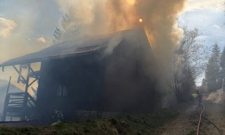 INCENDIU la o cabană din zona de munte a Clujului / De la ce a pornit focul