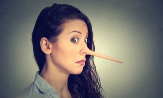 Psihologii explică gestul care poate trăda o minciună în conversații