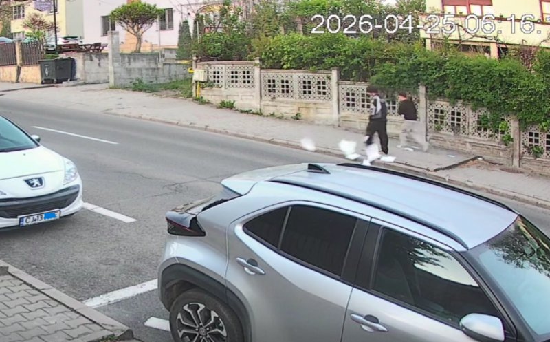 Gest lipsit de bun-simț surprins în Cluj. Un tânăr aruncă în repetate rânduri foi pe stradă, deși coșul de gunoi se afla la doar câțiva metri distanță