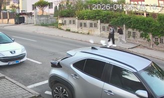 Gest lipsit de bun-simț surprins în Cluj. Un tânăr aruncă în repetate rânduri foi pe stradă, deși coșul de gunoi se afla la doar câțiva metri distanță