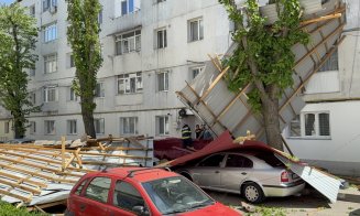 A MURIT după ce a fost surprins de un acoperiș smuls de vânt