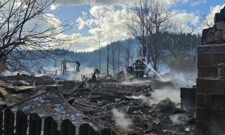 INCENDIU DEVASTATOR în Soveja: 32 de gospodării distruse de foc / Intervenție uriașă cu peste 400 de pompieri, jandarmi și polițiști