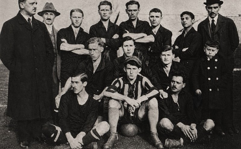 Jucătorii de fotbal și membrii ai clubului clujean KMTE