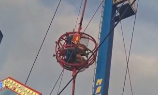 Doi copii au căzut brusc spre sol de la 90 m înălțime cu tot cu capsula de fier în care se aflau / Cablurile instalației din parcul de distracții au c