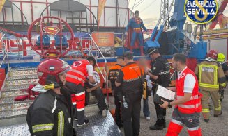 Doi copii au căzut brusc spre sol de la 90 m înălțime cu tot cu capsula de fier în care se aflau / Cablurile instalației din parcul de distracții au c