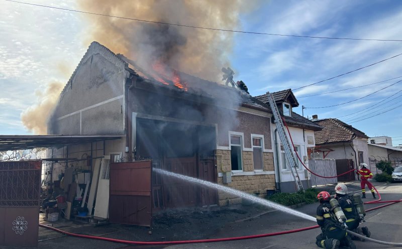 Incendiu puternic în Cluj-Napoca: bărbat asistat de SMURD! Flăcările au cuprins o casă, un garaj și o mașină