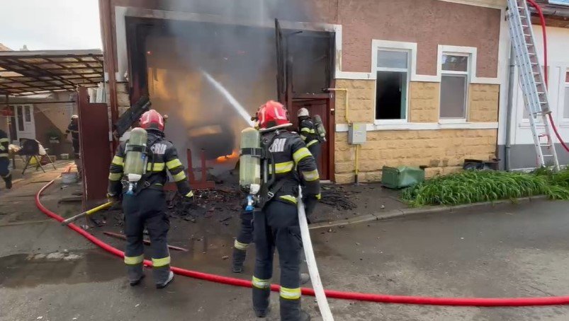 De la ce a pornit incendiul care a făcut scrum un garaj și o locuință din Cluj-Napoca