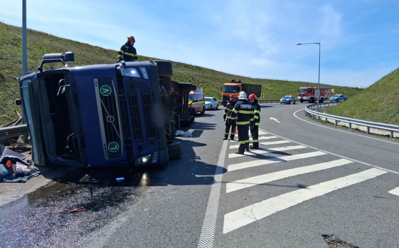 ACCIDENT Cluj: TIR răsturnat în Nădășelu pe A3