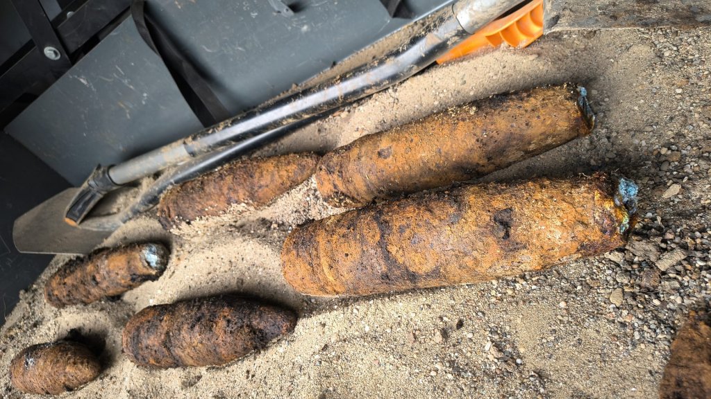 Alertă într-o localitate din Cluj! Mai multe proiectile neexplodate au fost descoperite în timpul unor lucrări