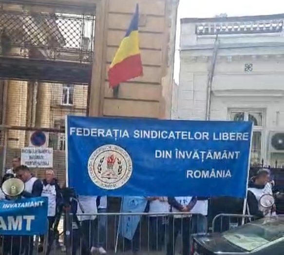 Sindicaliști din învățământ, protest în fața Ministerului Educației: "Nu ne obligați să intrăm din nou în grevă"