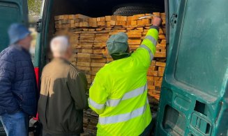 Ghinion pentru un bunic cu dubă! L-au tras pe dreapta în miez de noapte și i-au găsit lemne „în plus”