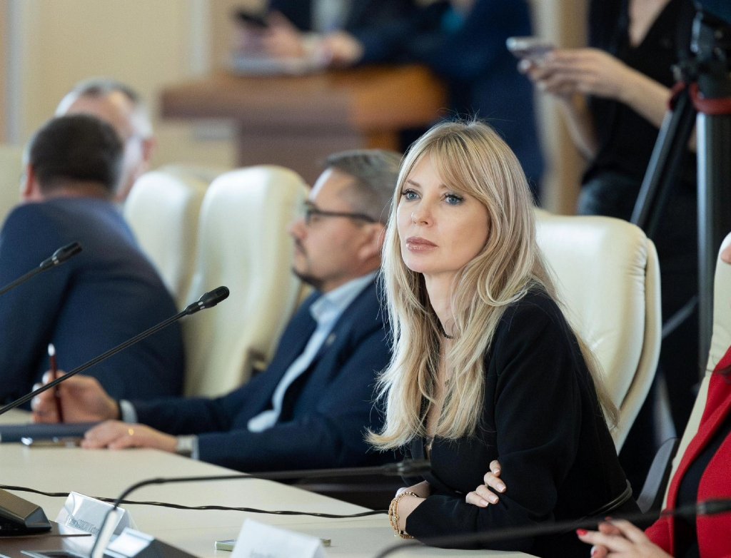 PSD îi cere senatoarei Victoria Stoiciu demisia din Parlament, după ce aceasta a demisionat din partid / Stoiciu: ”Nu voi gira niciodată normalizarea fascismului”