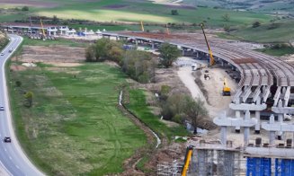 În loc de grătar, pe șantier! 1 Mai cu muncă intensă pe A3: UMB și Ozaltin trag tare între Nădășelu și Zimbor/ Cum arată o zi de muncă