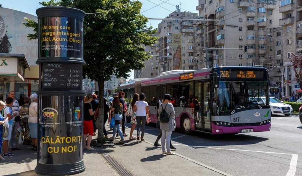 Furt sub ochii călătorilor. Minor de 17 ani, încătușat după ce a profitat de neatenția unei femei într-un autobuz din Cluj-Napoca