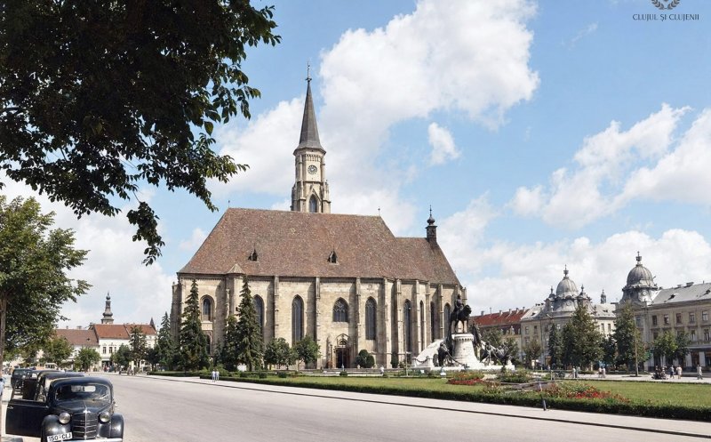 Taxiuri așteptându-și clienții în Piața Unirii, în Clujul anilor 1930