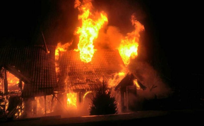 Scene halucinante în Cluj: Un individ a stropit o cabană cu benzină și i-a dat foc în toiul nopții