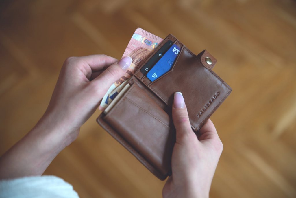 Schimb valutar în călătorii – ce aplicații și carduri oferă cursuri avantajoase?