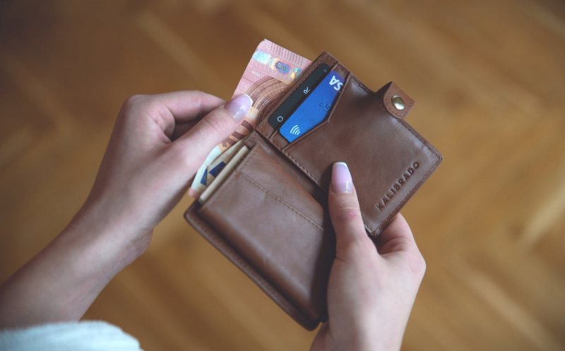 Schimb valutar în călătorii – ce aplicații și carduri oferă cursuri avantajoase?