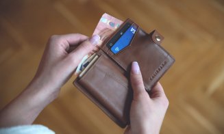 Schimb valutar în călătorii – ce aplicații și carduri oferă cursuri avantajoase?