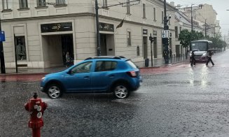 Ploaie cu bulbuci peste Cluj-Napoca: pietonii și umbrelele în acțiune