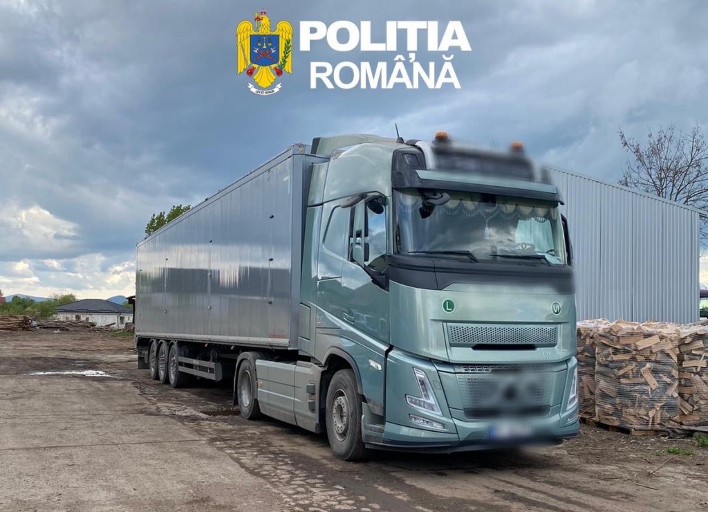 Camion cu lemn de aproape 200.000 de euro, oprit în Cluj: ce au descoperit polițiștii