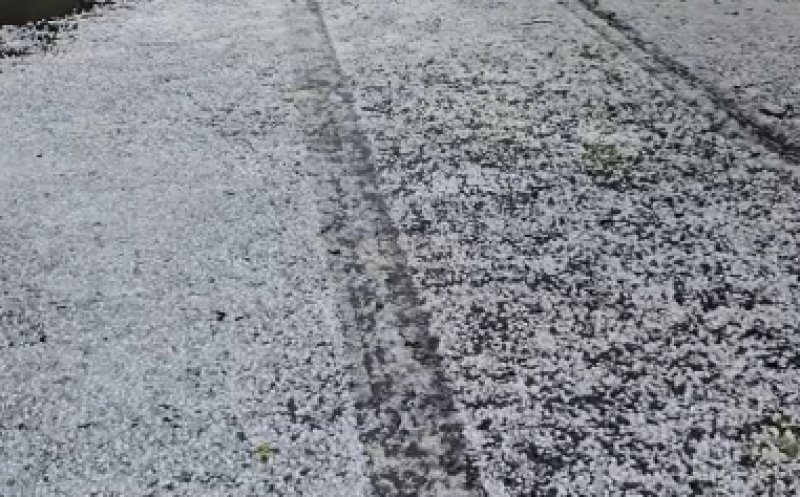Imagini apocaliptice în Cluj! Străzile din Gherla au fost acoperite de un strat de gheață după un potop cu grindină