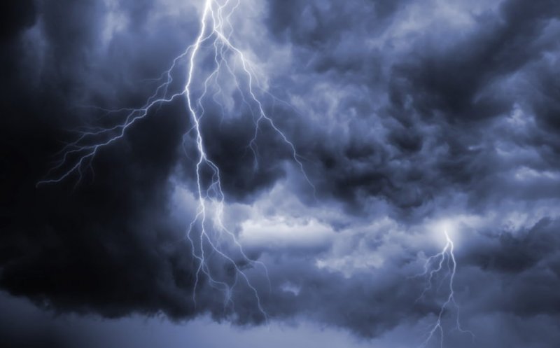 Nouă avertizare COD GALBEN de FURTUNI în Cluj: Ploi, descărcări electrice, vijelii și grindină