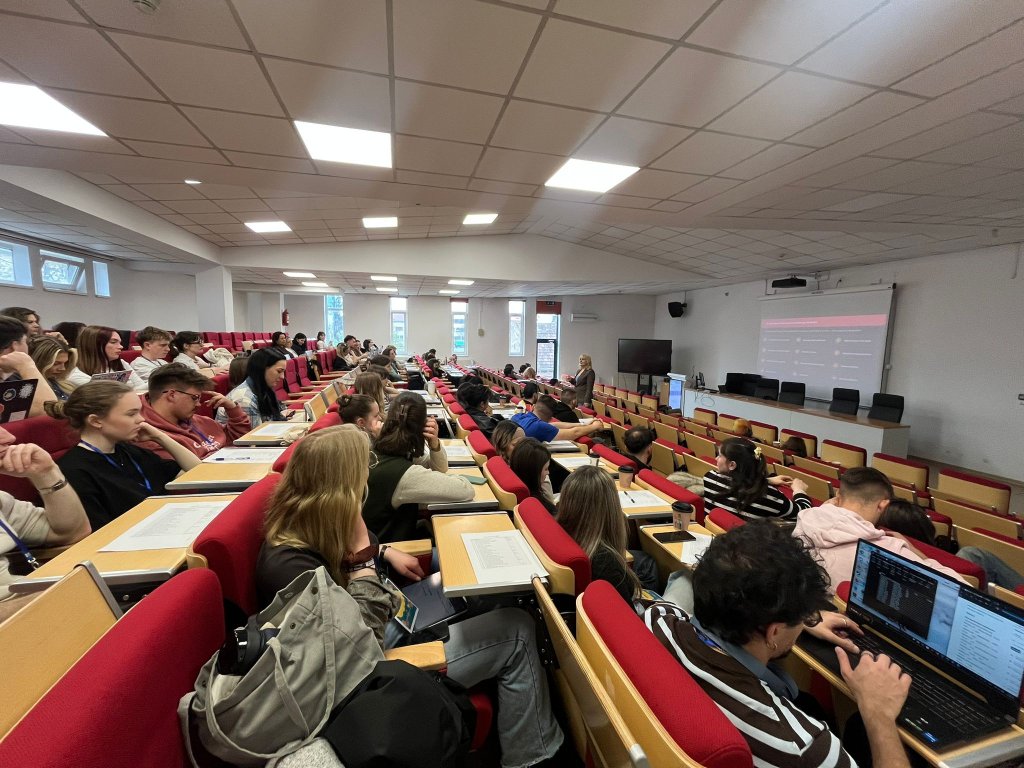 Cât vor să câștige studenții clujeni la primul job. „Un salariu decent ar putea fi 4.000 de lei”