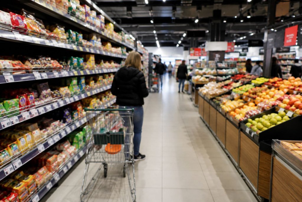 Cât se câștigă într-un mare hipermarket din România: salariile lucrătorilor comerciali și șefilor de raion