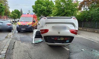 “Cascadorie” pe o stradă din Cluj-Napoca. Un autoturism a ajuns cu roțile în sus