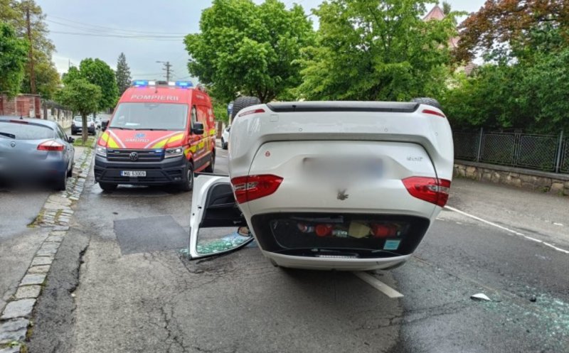 Șoferul care s-a răsturnat cu mașina pe strada Brașov din Cluj, reținut de polițiști. Avea o alcoolemie uriașă