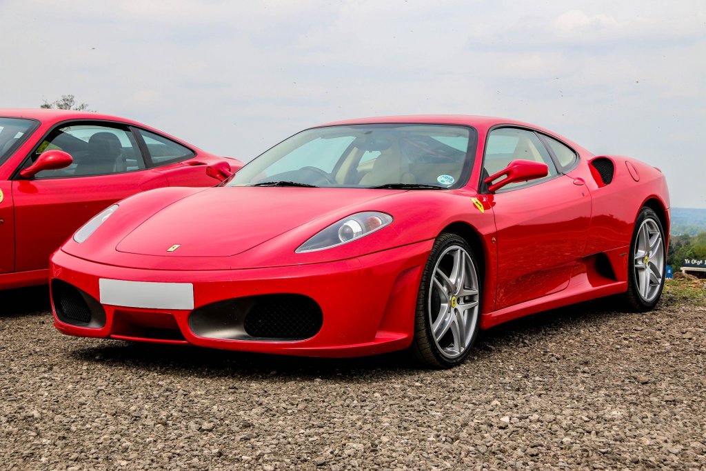 Un român și-a cumpărat Ferrari pe firma de salubritate. ANAF a descoperit evaziune de 18 milioane de lei