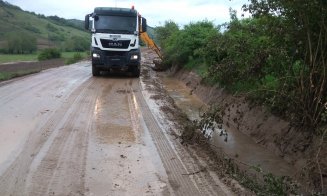 Intervenție de urgență pe un drum din județul Cluj. Ploaia a făcut ravagii