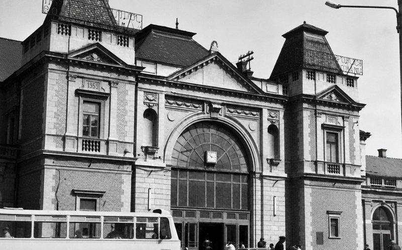 Forfotă în fața Gării din Cluj, anul 1974