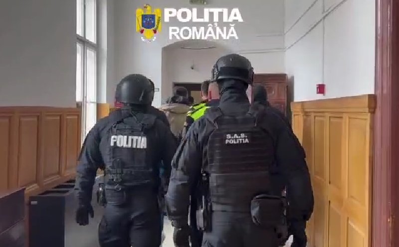 "Vânătoare" internațională pentru un clujean acuzat de trafic de droguri. Bărbatul fost adus sub escortă din Italia