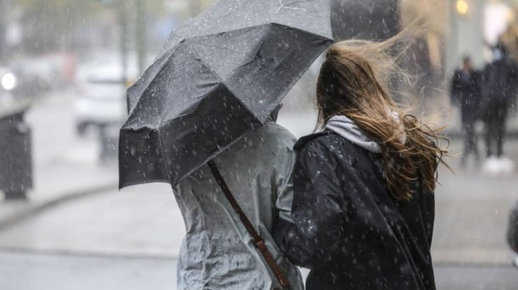Un nou ciclon lovește România. Vine cu frig, ploi abundente și vijelii