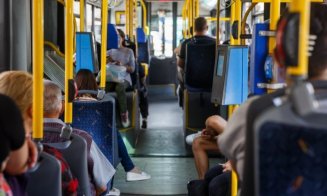 Scene șocante într-un troleibuz din Cluj: femeie bătută cu cârja și lovită repetat de un bărbat de 66 de ani. Amenințări cu moartea și în fața polițiștilor