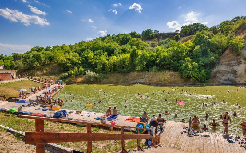 Se deschide sezonul la Băile Cojocna. Apa a trecut de 40°C în lacurile sărate