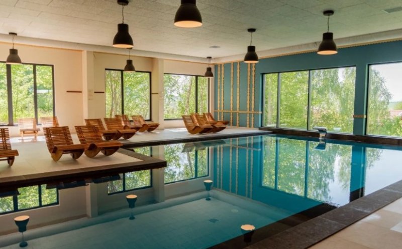 Un cunoscut resort de lux din Cluj, scos la vânzare: are 32 de camere, SPA și piscine. Cât costă