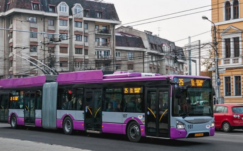 Cum s-a produs accidentul din Piața Avram Iancu din Cluj: coliziune între un autoturism și un troleibuz. O persoană a ajuns la spital