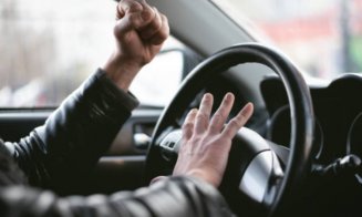 Comportament agresiv în trafic, taxat dur de polițiștii clujeni. Doi șoferi au fost amendați și lăsați fără permis