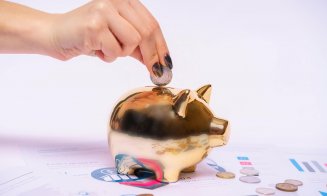 Românii cheltuiesc mai mult decât economisesc. Cum și cât reușesc, de fapt, să pună deoparte