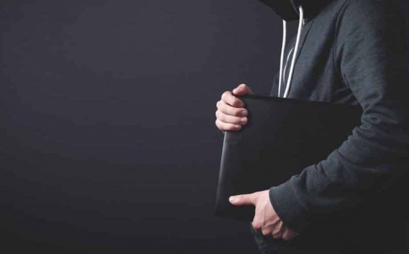 Un tânăr a furat laptopuri de aproape 29.000 de euro dintr-o firmă din Cluj. Ce măsură au luat procurorii