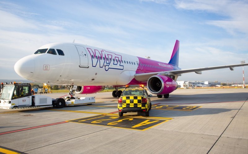Anunțul către clienți al unei companii aeriene low-cost care operează pe aeroportul din Cluj-Napoca în contextul scumpirii kerosenului