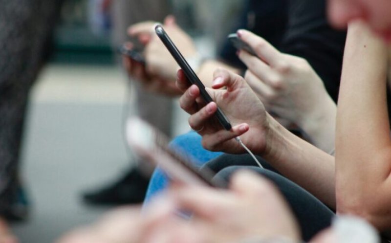 Adio telefoane la școală? Elevii ar putea fi obligați să le lase în dulapuri inclusiv în pauze