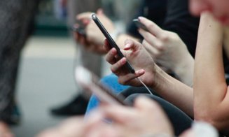 Adio telefoane la școală? Elevii ar putea fi obligați să le lase în dulapuri inclusiv în pauze
