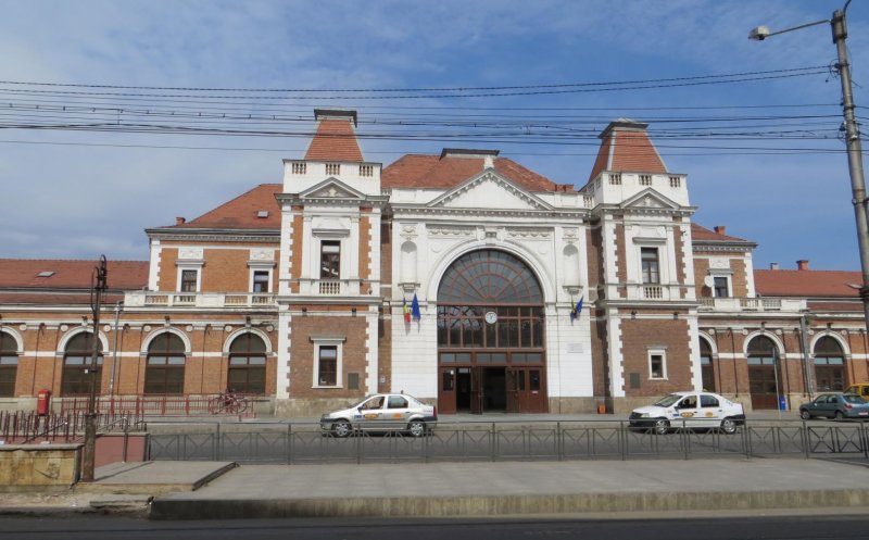 Scene șocante în gara din Cluj-Napoca. Un bărbat a atacat cu cârja și cuțitul un călător chiar în sala de așteptare