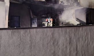 INCENDIU în Cluj-Napoca la parterul unui bloc plin de mașini Tesla / Locatarii au fugit în stradă