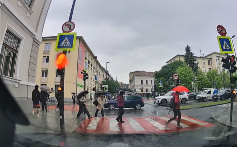 Șoferie à la Cluj: A "aghezmuit" pietonii ca să poată trece iute, iute pe roșu la semafor / 'Fă o faptă bună și trimite filmarea la Poliție'